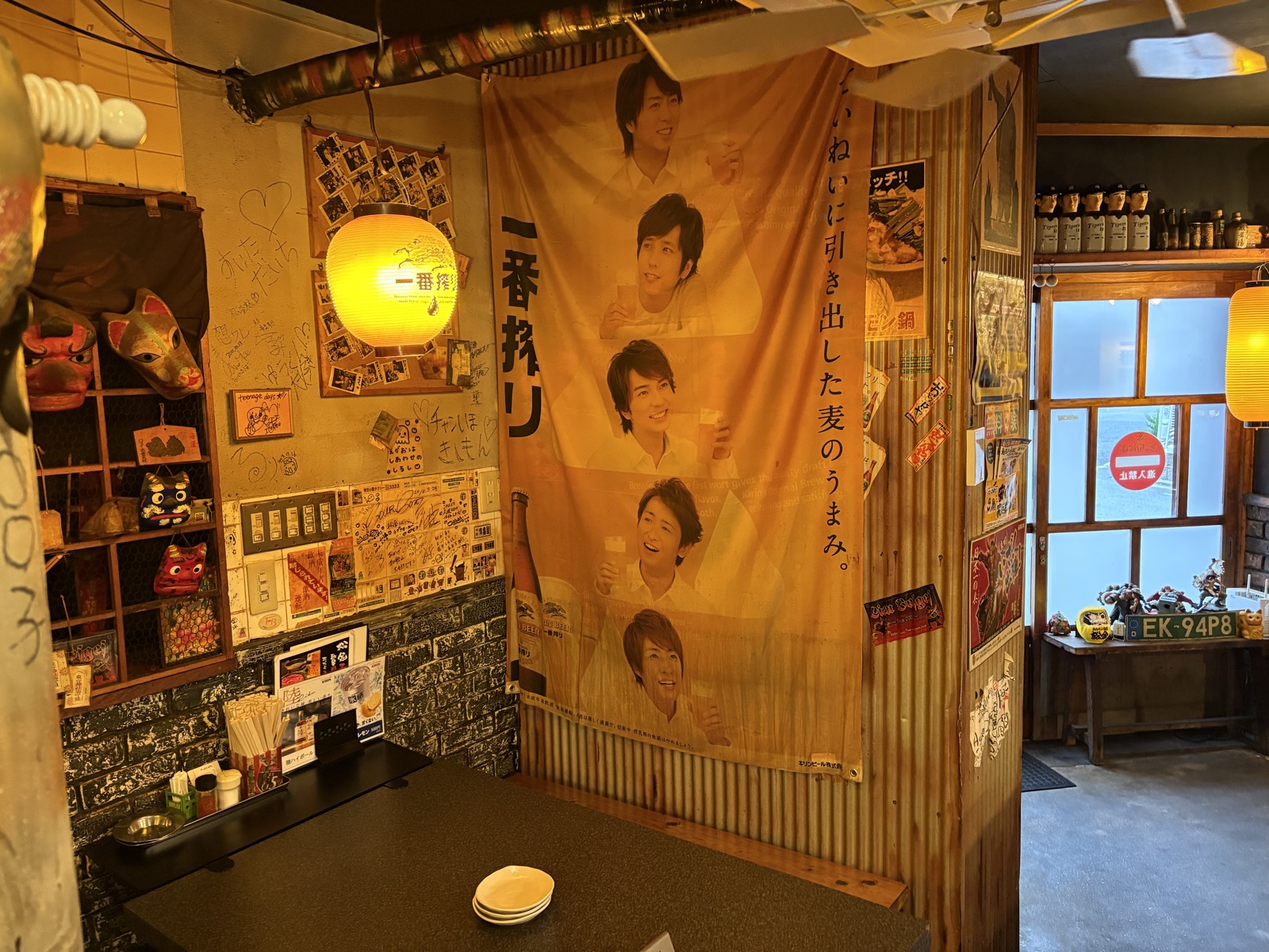 松金の店内に並ぶ席と温かな灯り
